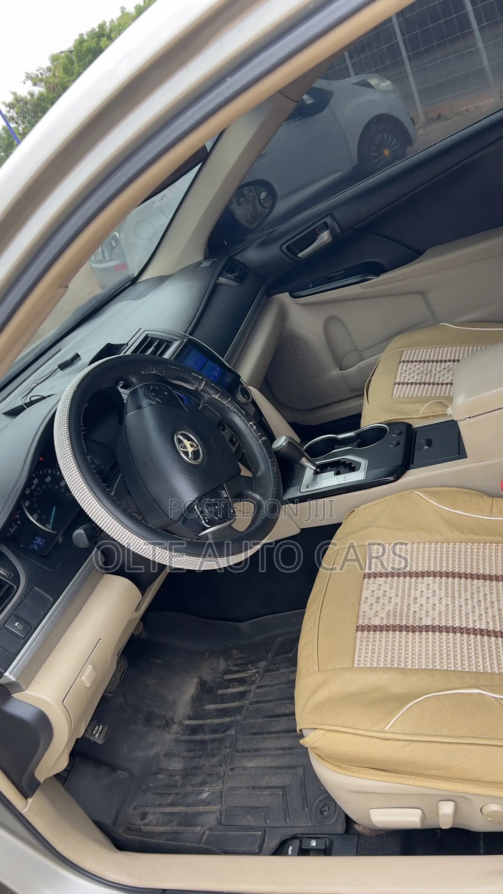 Toyota Camry LE 4dr Sedan (2.5L 4cyl 6A) 2014 Gold