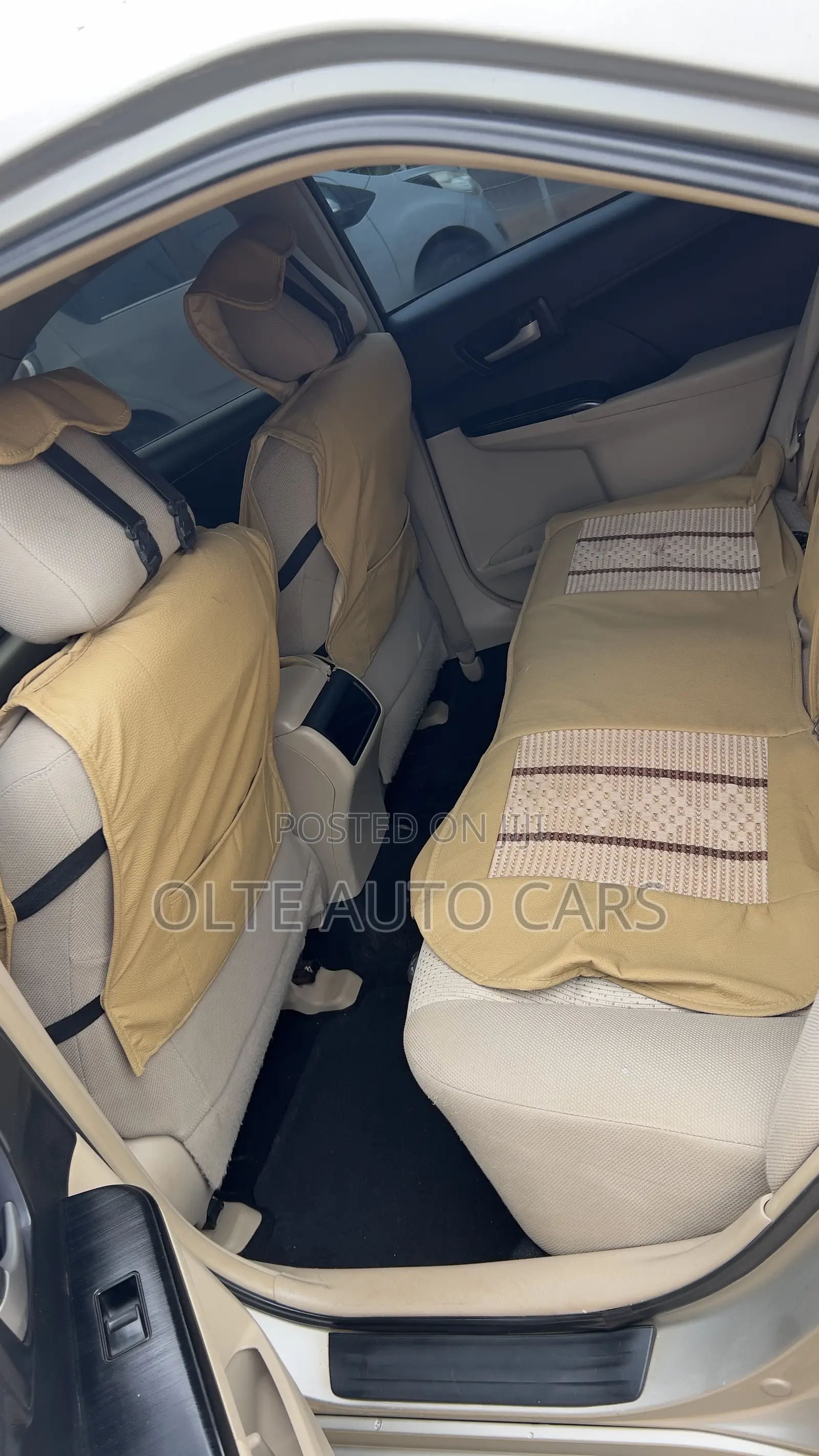 Toyota Camry LE 4dr Sedan (2.5L 4cyl 6A) 2014 Gold