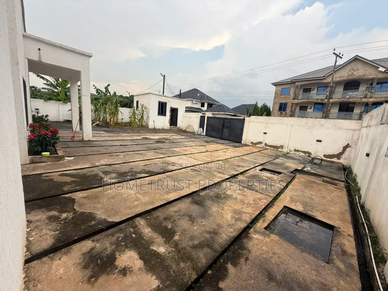 3bdrm Duplex in Oyarifa Ghana Flag for sale