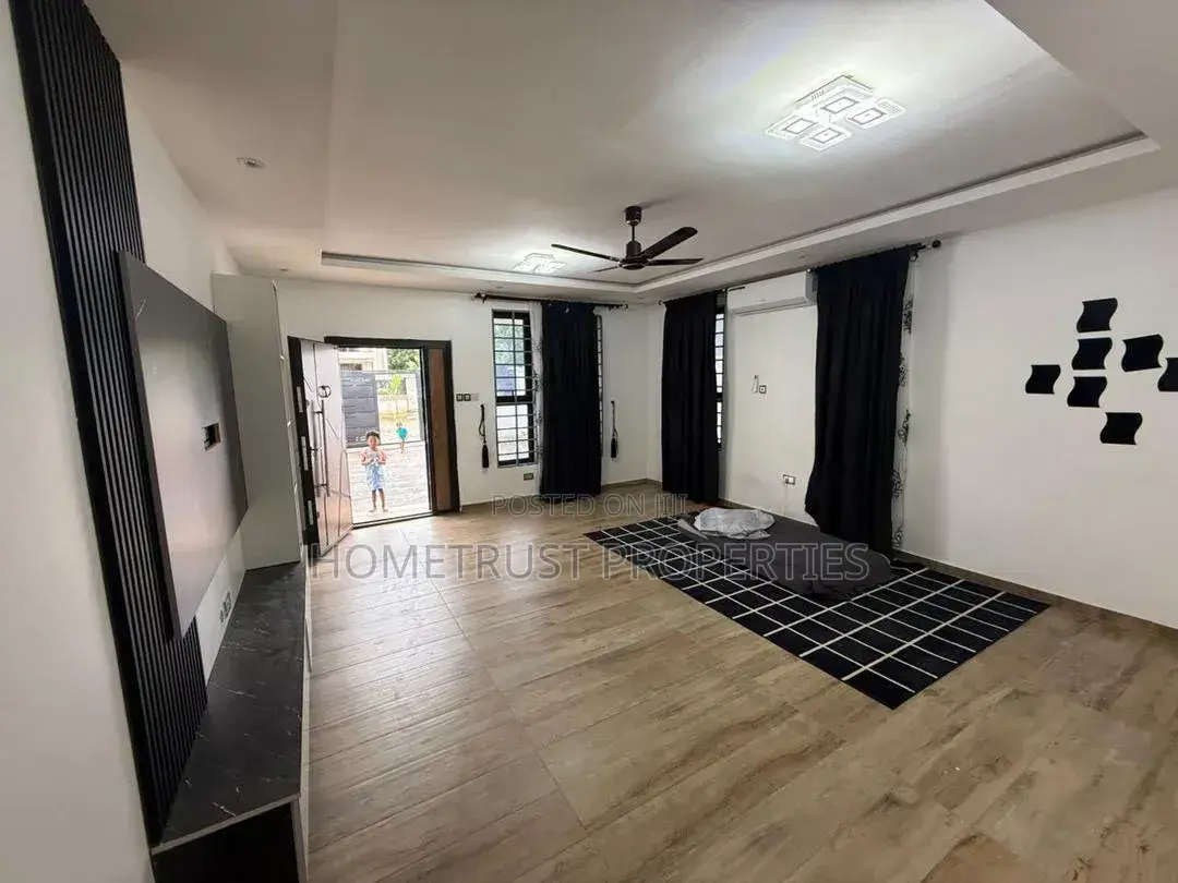 3bdrm Duplex in Ashongman Estate, Police Station for sale