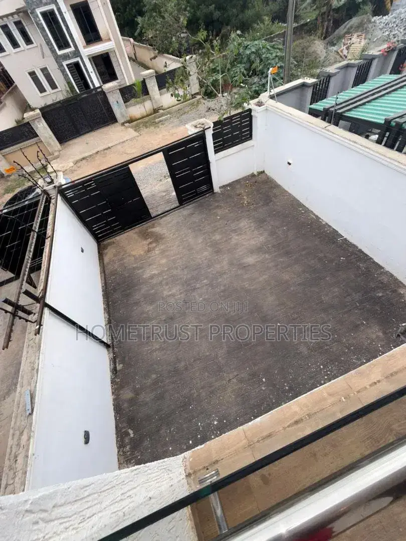 3bdrm Duplex in Ashongman Estate, Police Station for sale