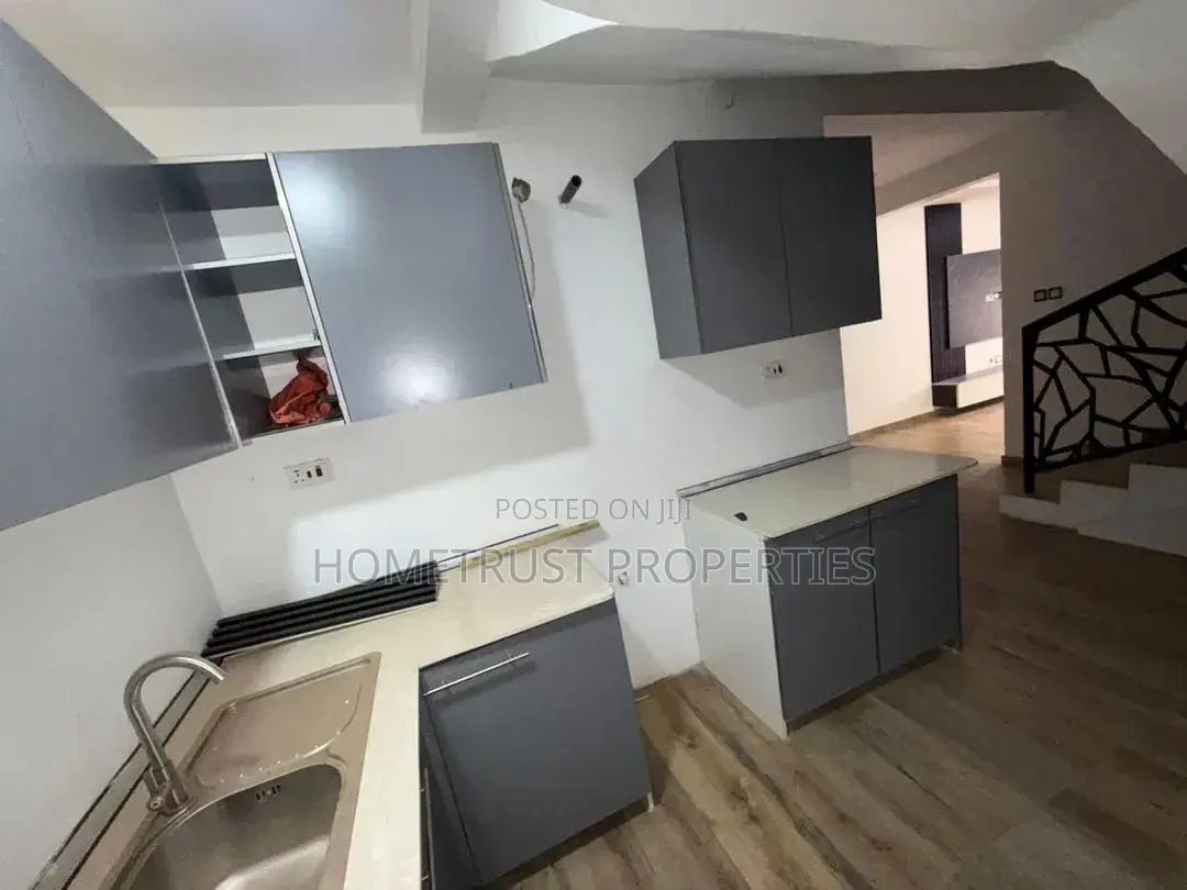 3bdrm Duplex in Ashongman Estate, Police Station for sale