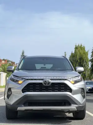Toyota RAV4 XLE 2025 Silver