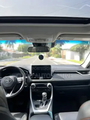 Toyota RAV4 XLE 2025 Silver
