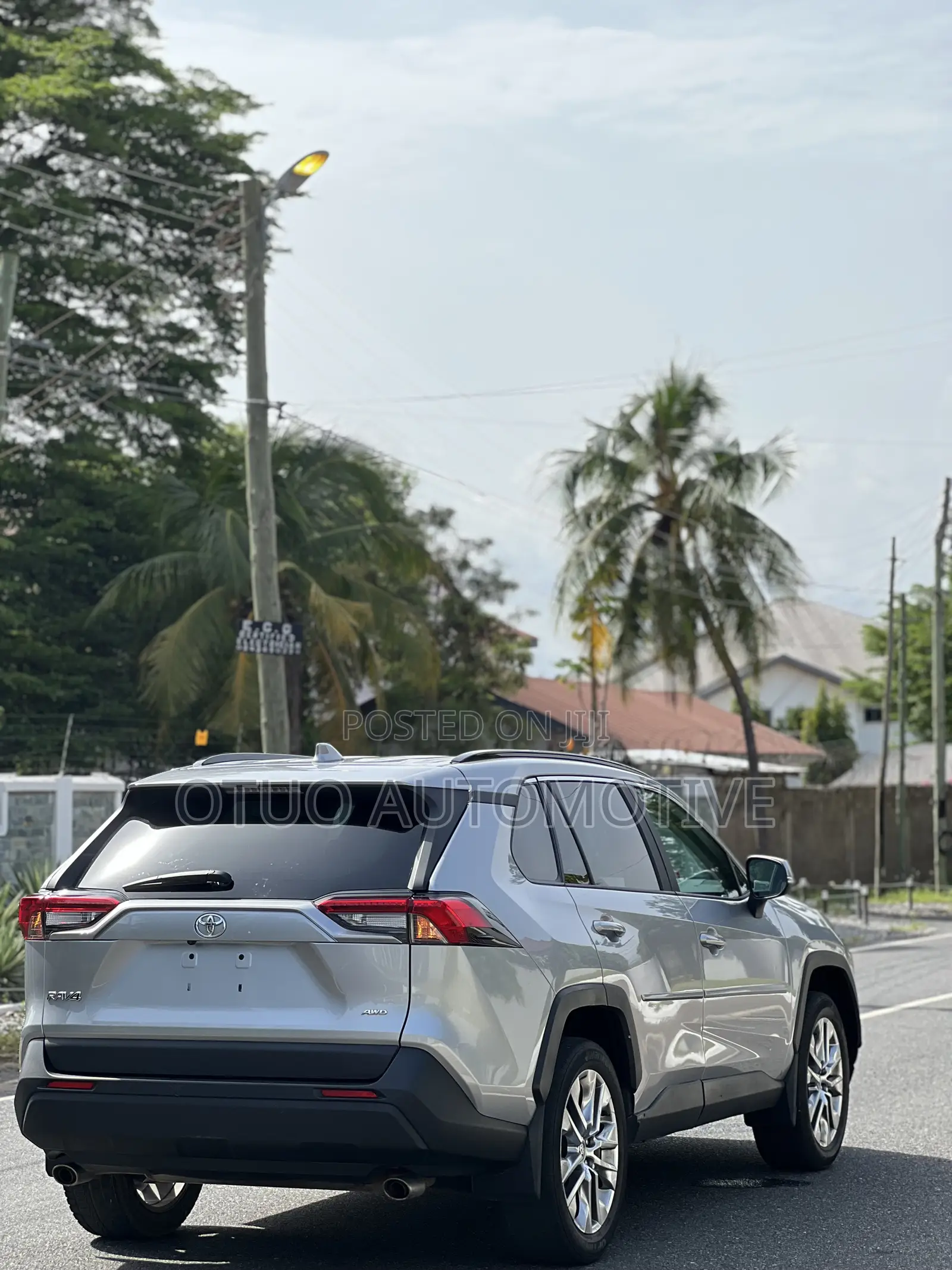 Toyota RAV4 XLE 2025 Silver