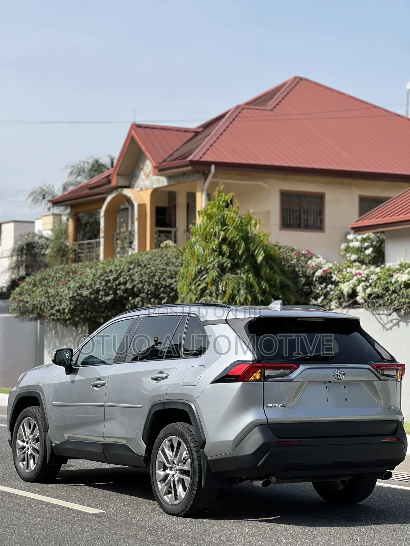 Toyota RAV4 XLE 2025 Silver