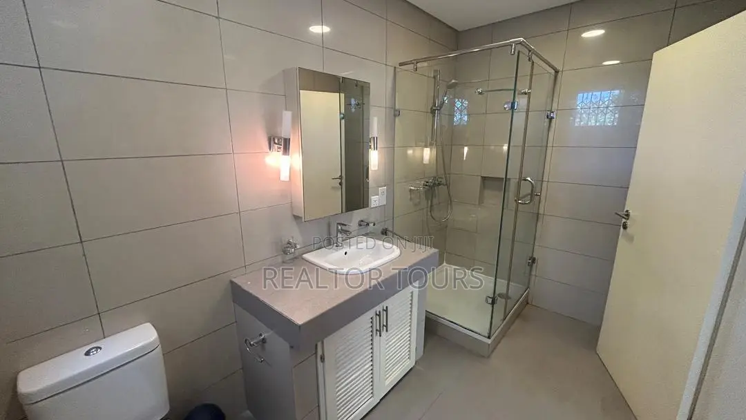 4bdrm Townhouse / Terrace in Cantonments for rent