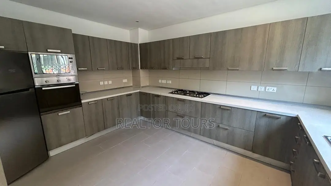 4bdrm Townhouse / Terrace in Cantonments for rent
