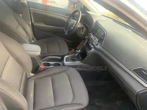 Hyundai Elantra Value Edition Sedan FWD (2.0L 4cyl 6A) 2017 Silver