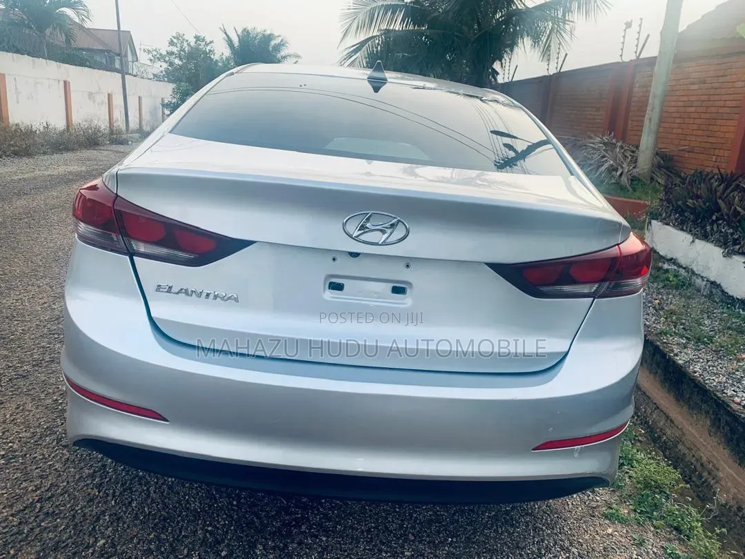Hyundai Elantra Value Edition Sedan FWD (2.0L 4cyl 6A) 2017 Silver