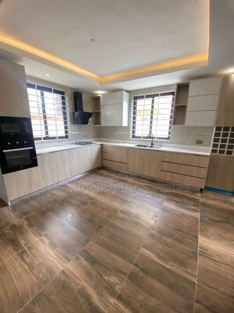 4bdrm House in Royal Footprints, Lake Side Estate for sale