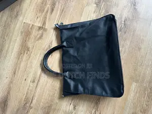 Classic Black Handbag – Elegant Spacious 