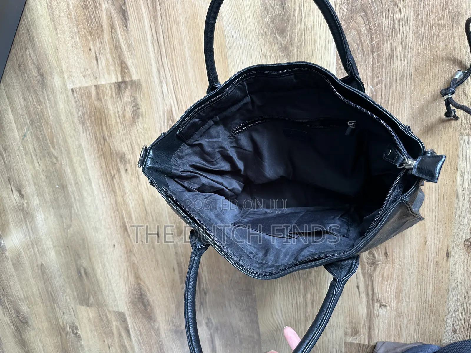 Classic Black Handbag – Elegant Spacious 