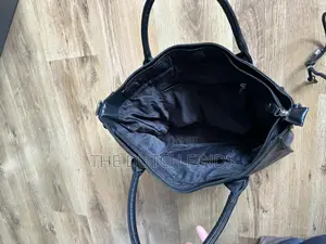 Classic Black Handbag – Elegant Spacious 
