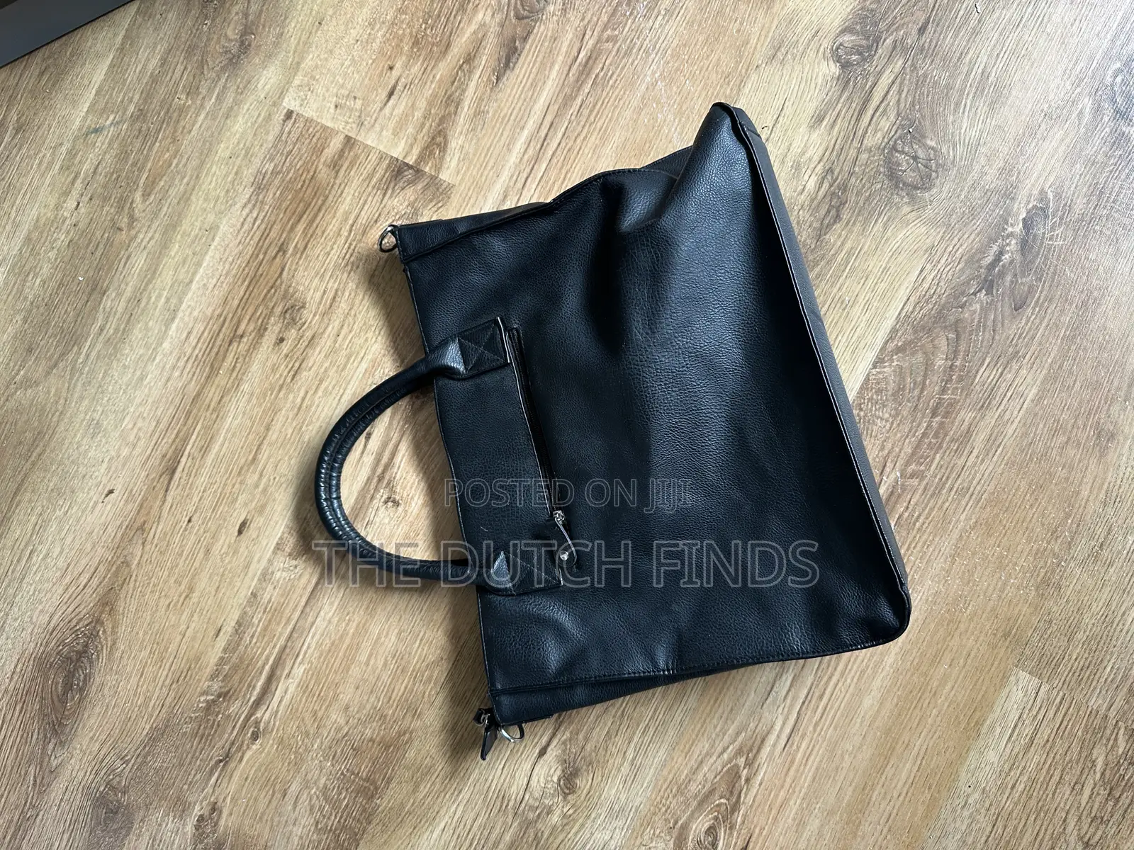 Classic Black Handbag – Elegant Spacious 
