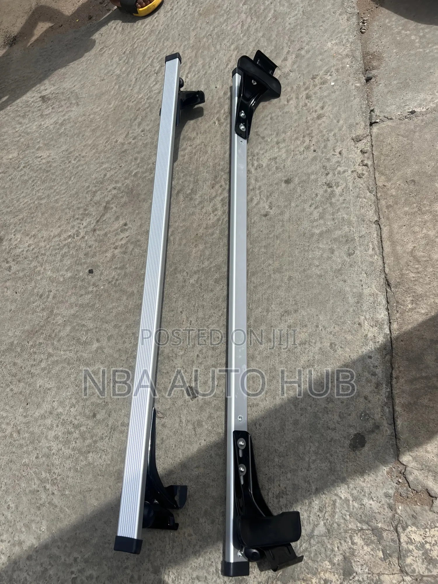 Universal Crossing Bar for All Saloon Cars