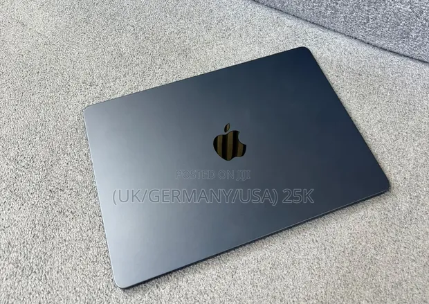 Apple MacBook Air 13インチ M4 16GB 256GB 黒 Apple MacBook Air - M4 - Apple M4 8-core - 16 GB RAM - 256 GB SSD