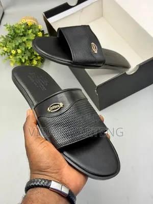 Quality Divinch Black Slippers