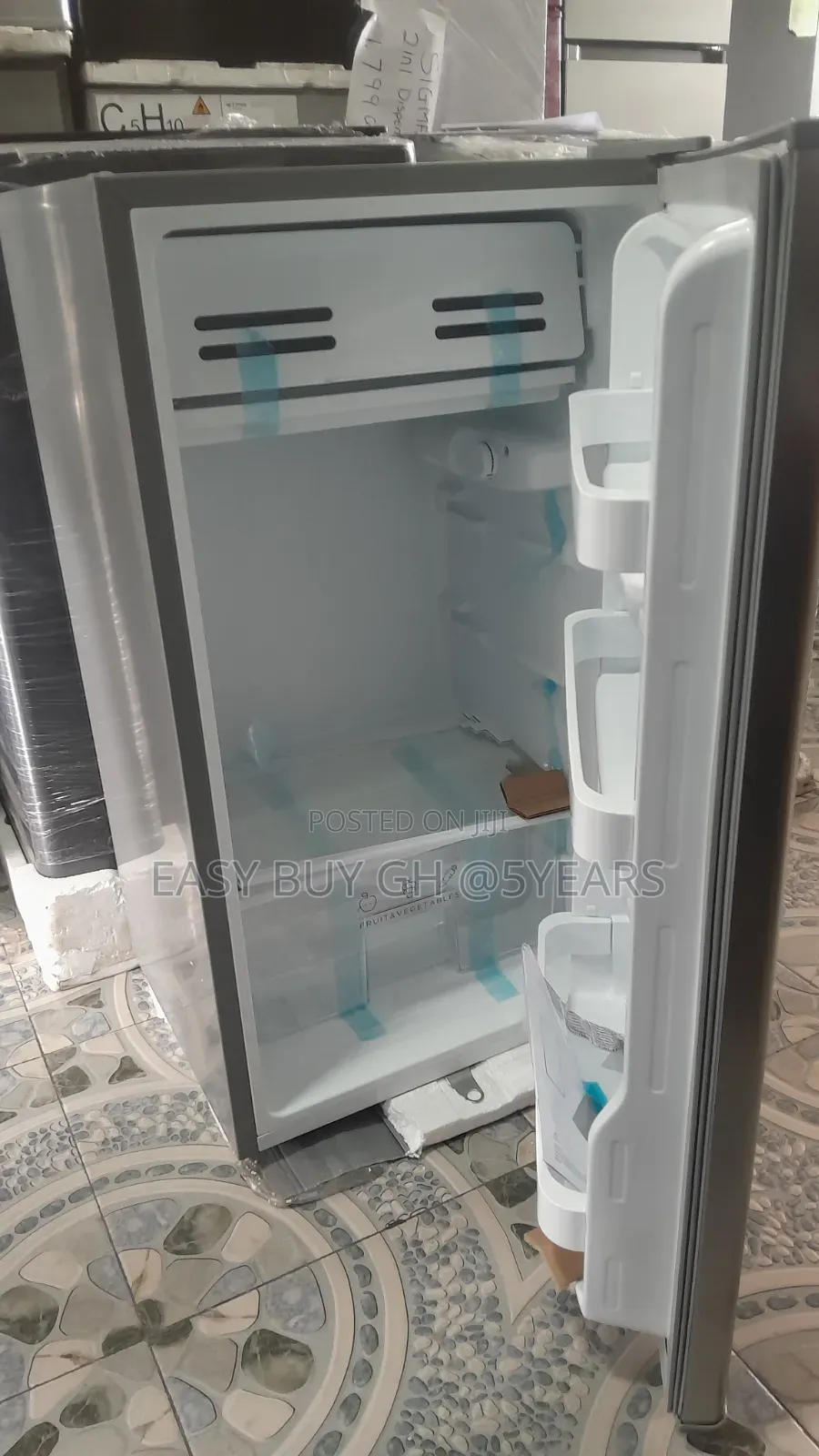 Sigma 93l Refrigerator With Spacious Storage Design