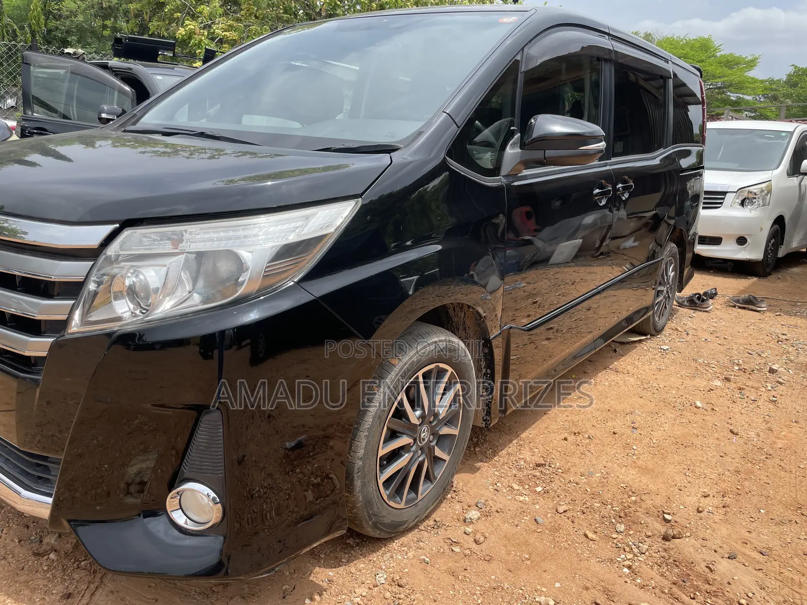 Toyota Noah 2.0 AWD (8 Seater) 2014 Black