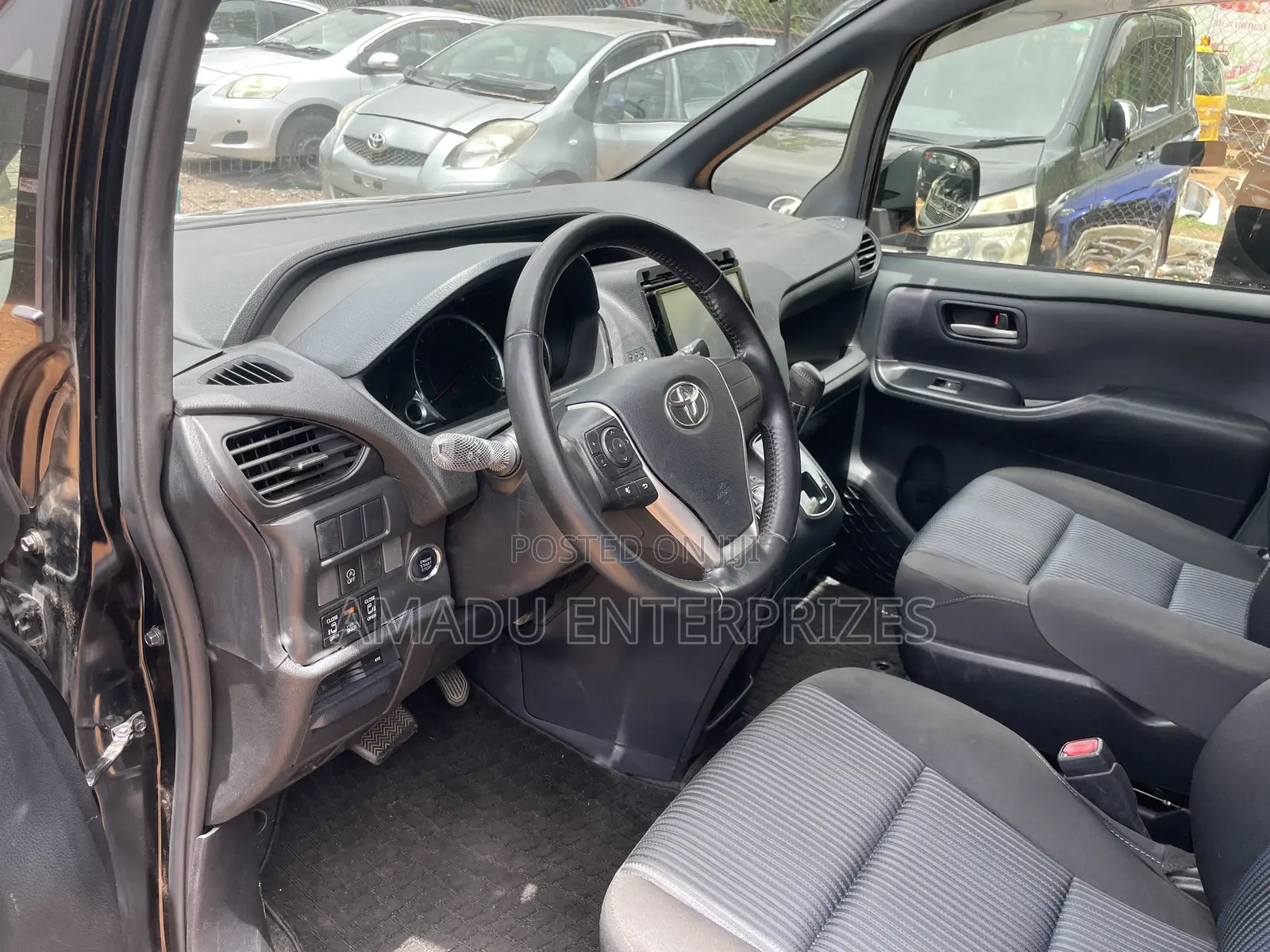 Toyota Noah 2.0 AWD (8 Seater) 2014 Black