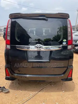 Toyota Noah 2.0 AWD (8 Seater) 2014 Black