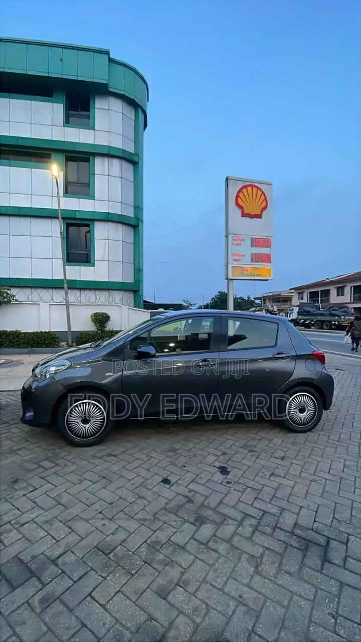 Toyota Yaris 2015 Gray