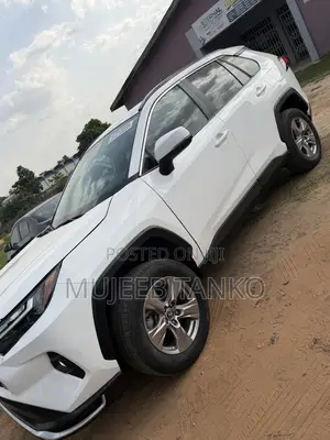 Toyota RAV4 XLE AWD 2023 White