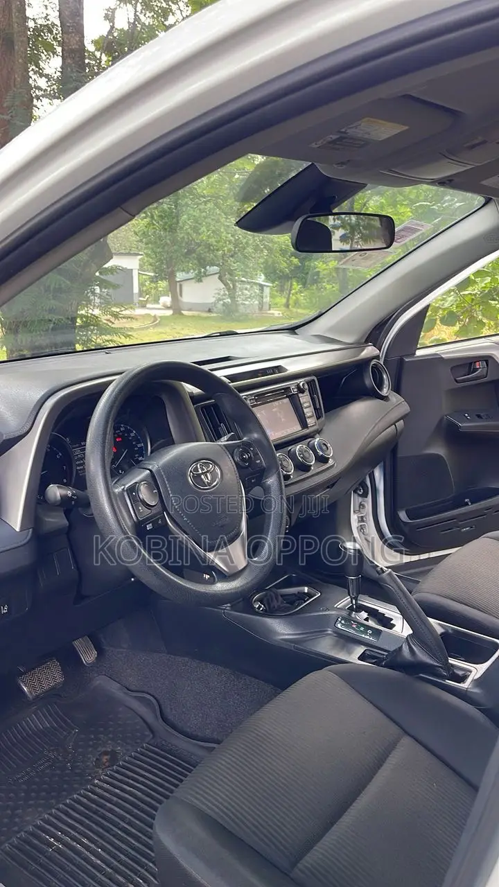 Toyota RAV4 LE AWD (2.5L 4cyl 6A) 2017 White