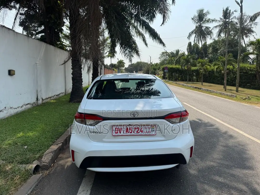 Toyota Corolla LE 2021 White