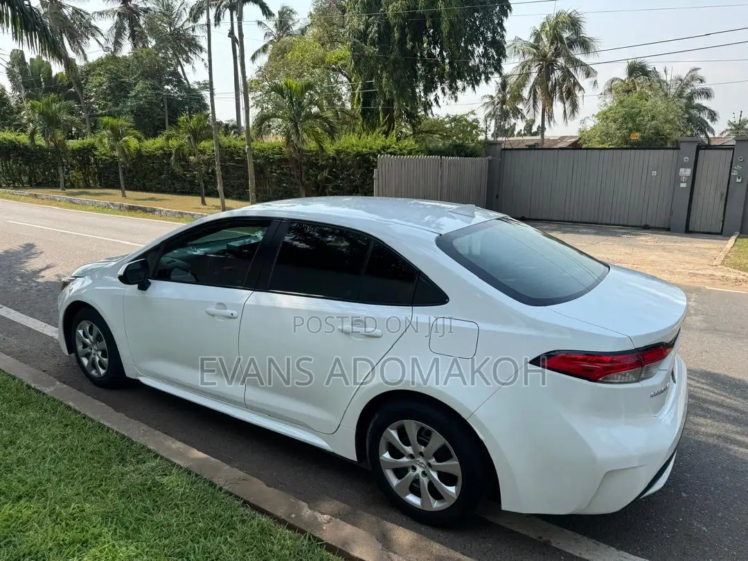 Toyota Corolla LE 2021 White
