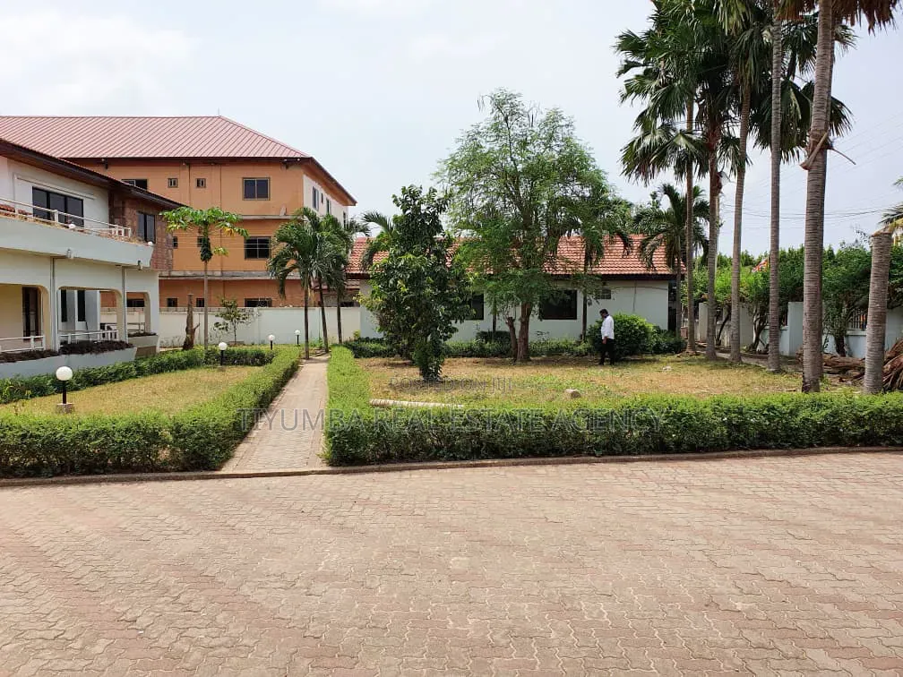 12bdrm Mansion in Tiyumba Real Estate, Asore Junction for rent