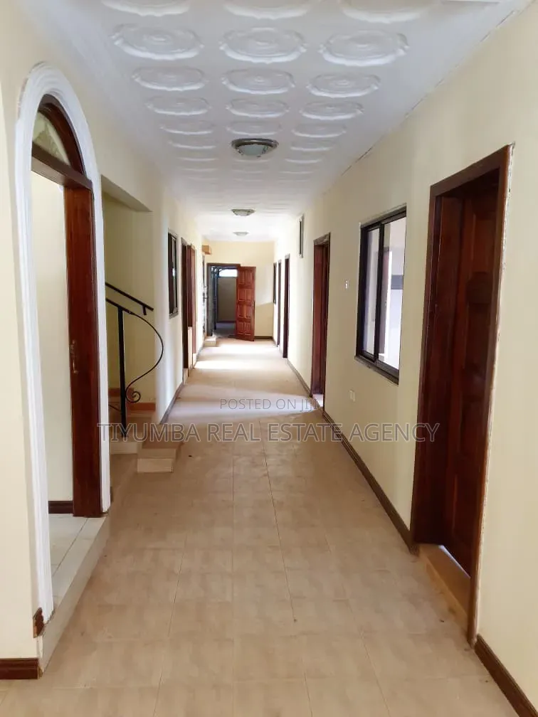12bdrm Mansion in Tiyumba Real Estate, Asore Junction for rent