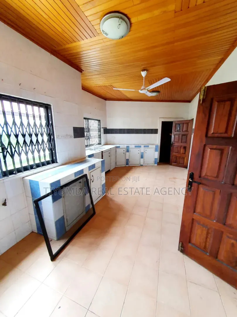12bdrm Mansion in Tiyumba Real Estate, Asore Junction for rent