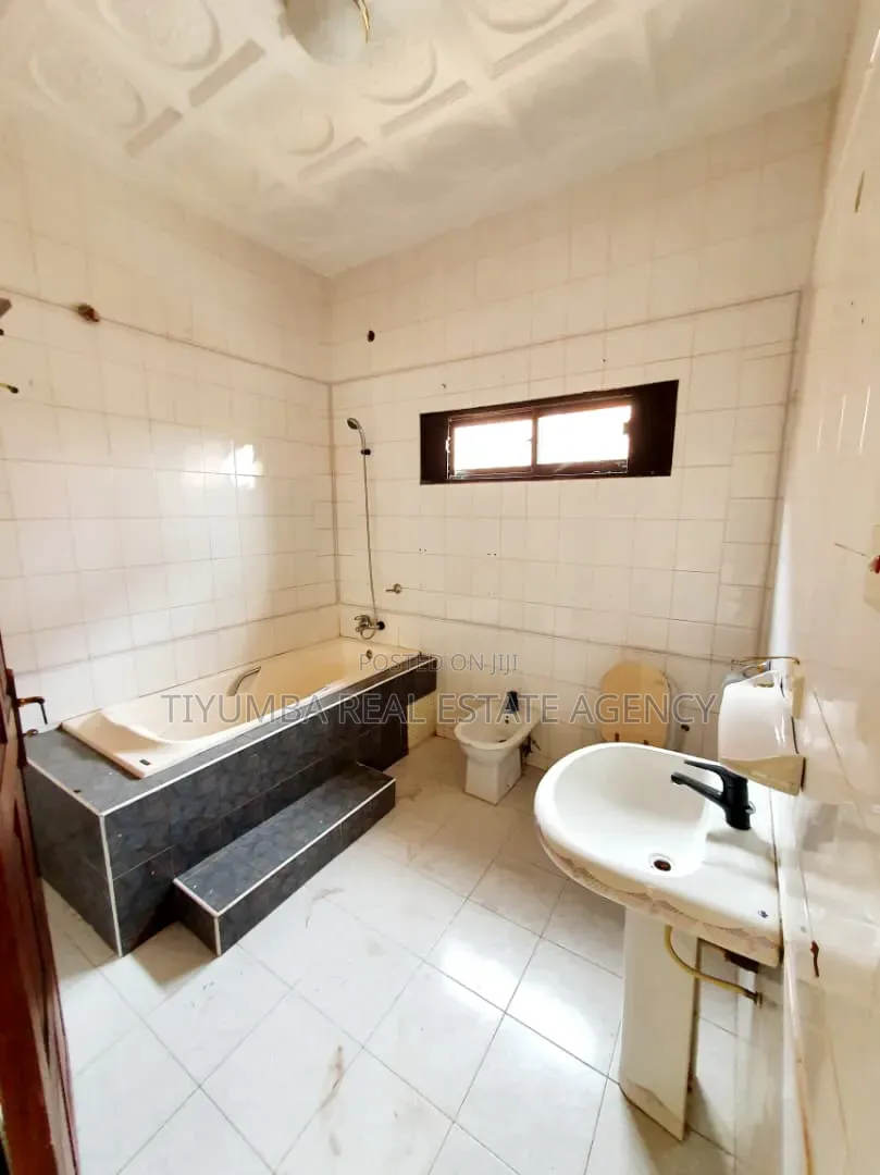 12bdrm Mansion in Tiyumba Real Estate, Asore Junction for rent