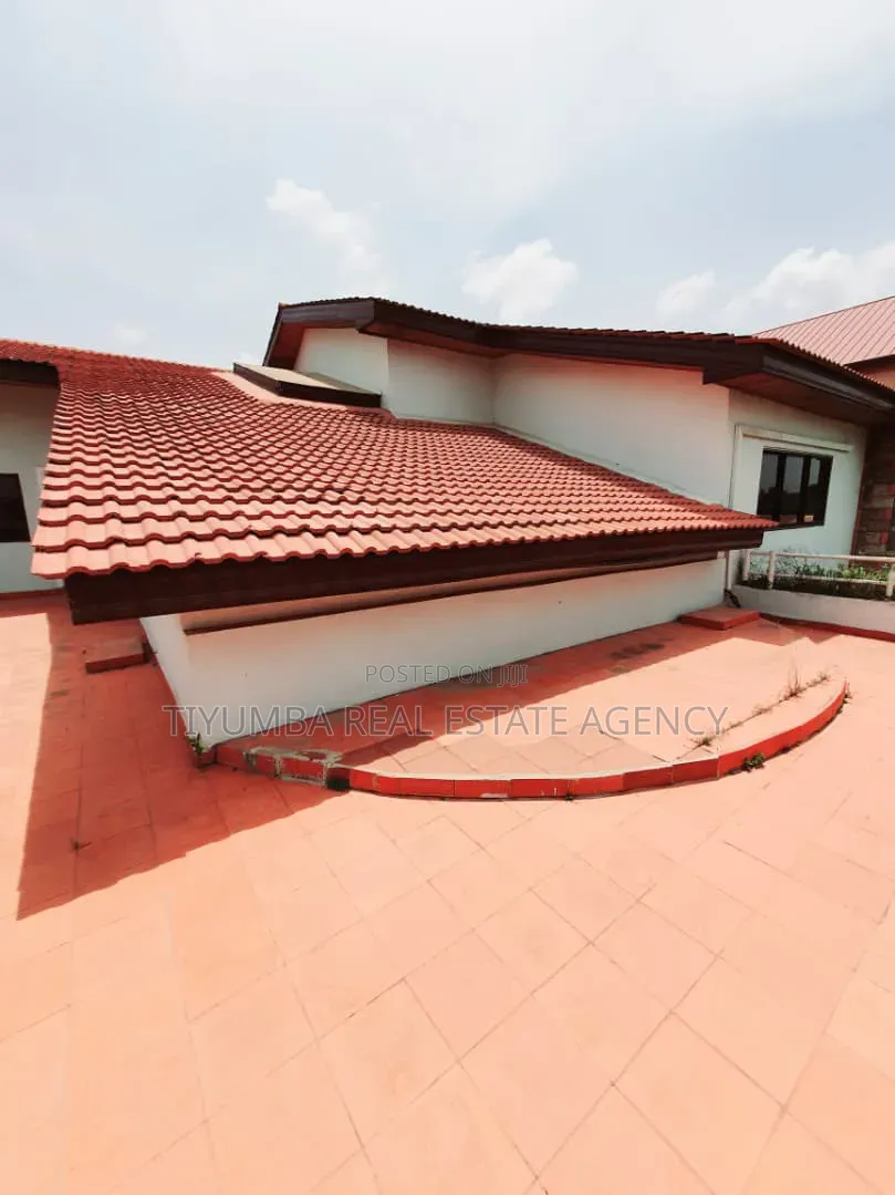 12bdrm Mansion in Tiyumba Real Estate, Asore Junction for rent