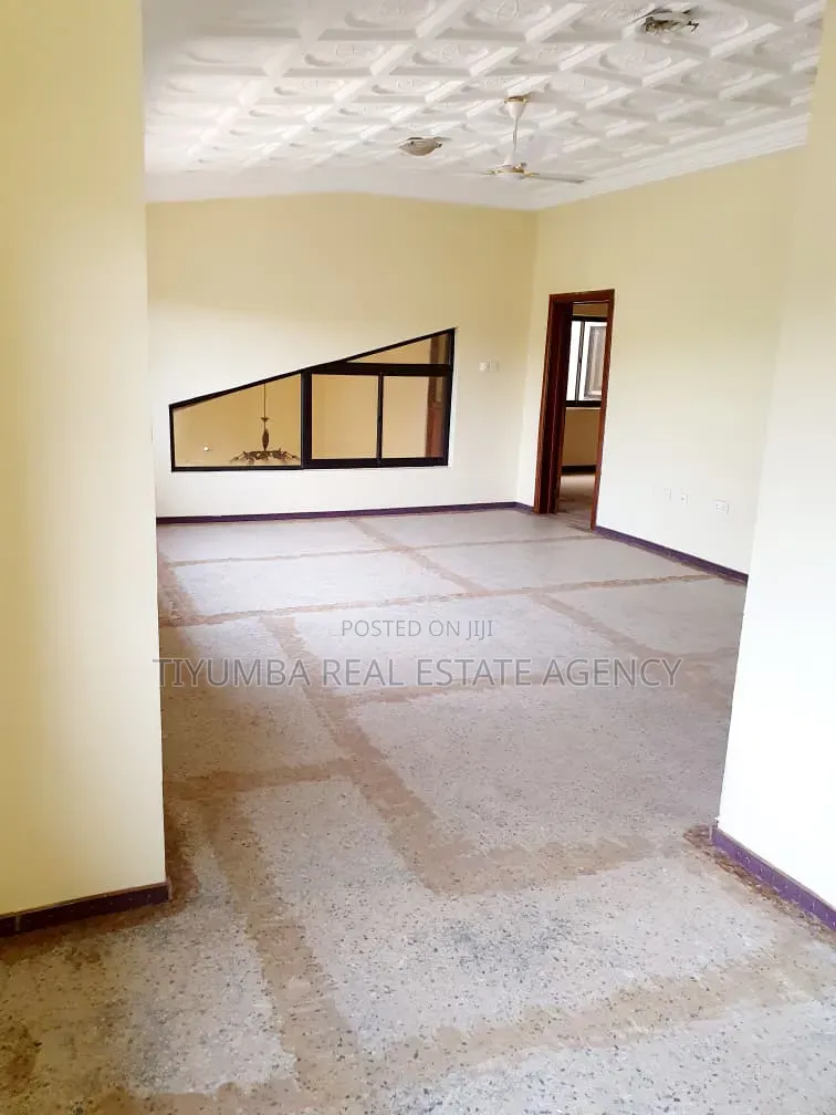 12bdrm Mansion in Tiyumba Real Estate, Asore Junction for rent