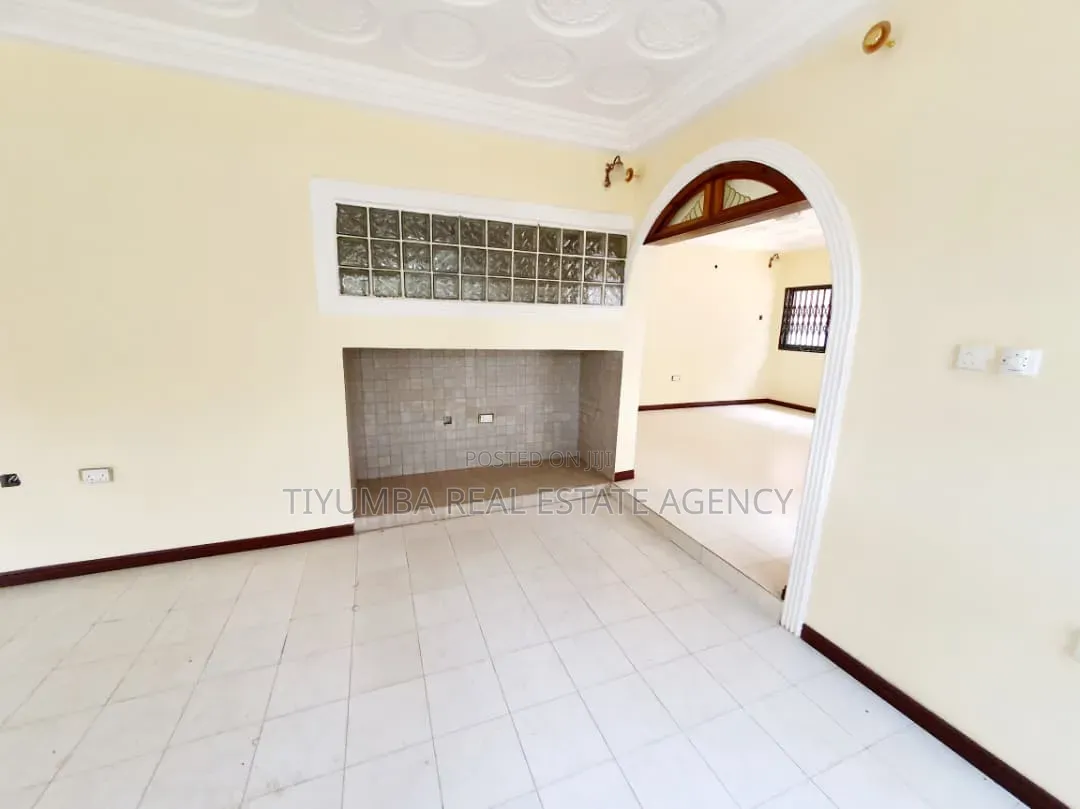 12bdrm Mansion in Tiyumba Real Estate, Asore Junction for rent