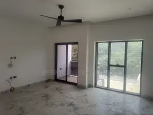 Ware House to-Let