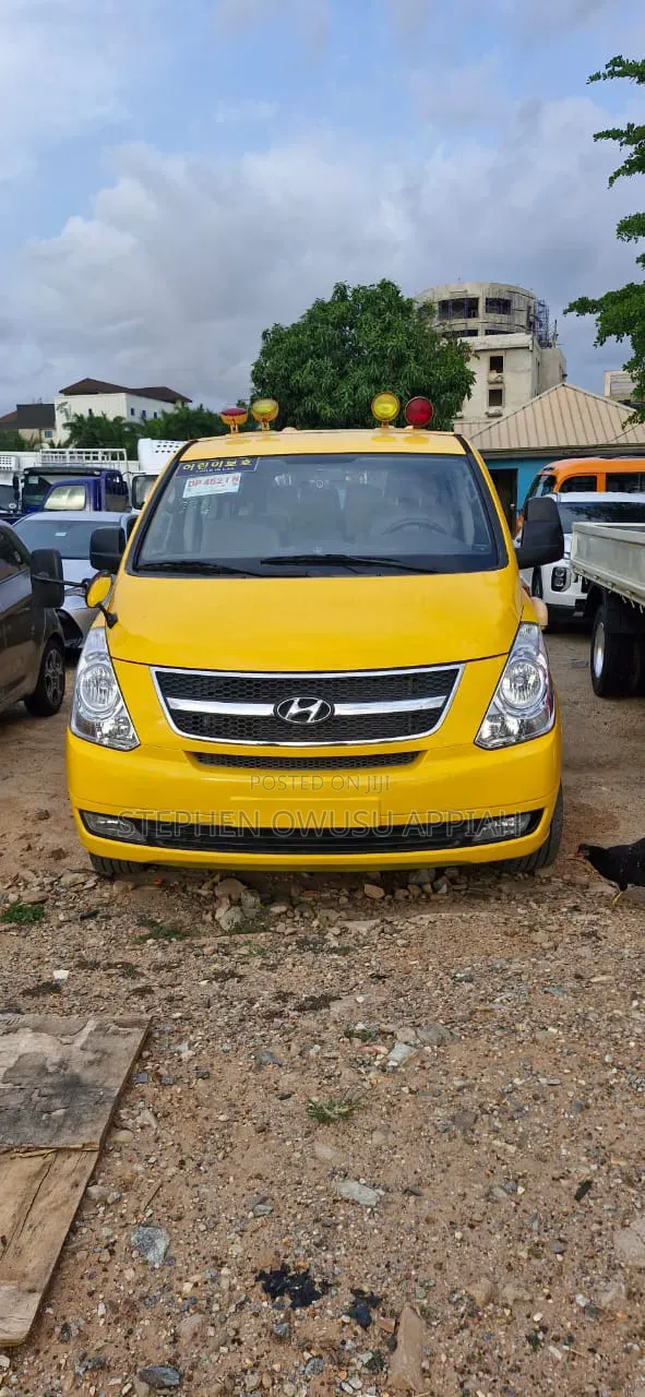 Hyundai Starex 2016 Yellow