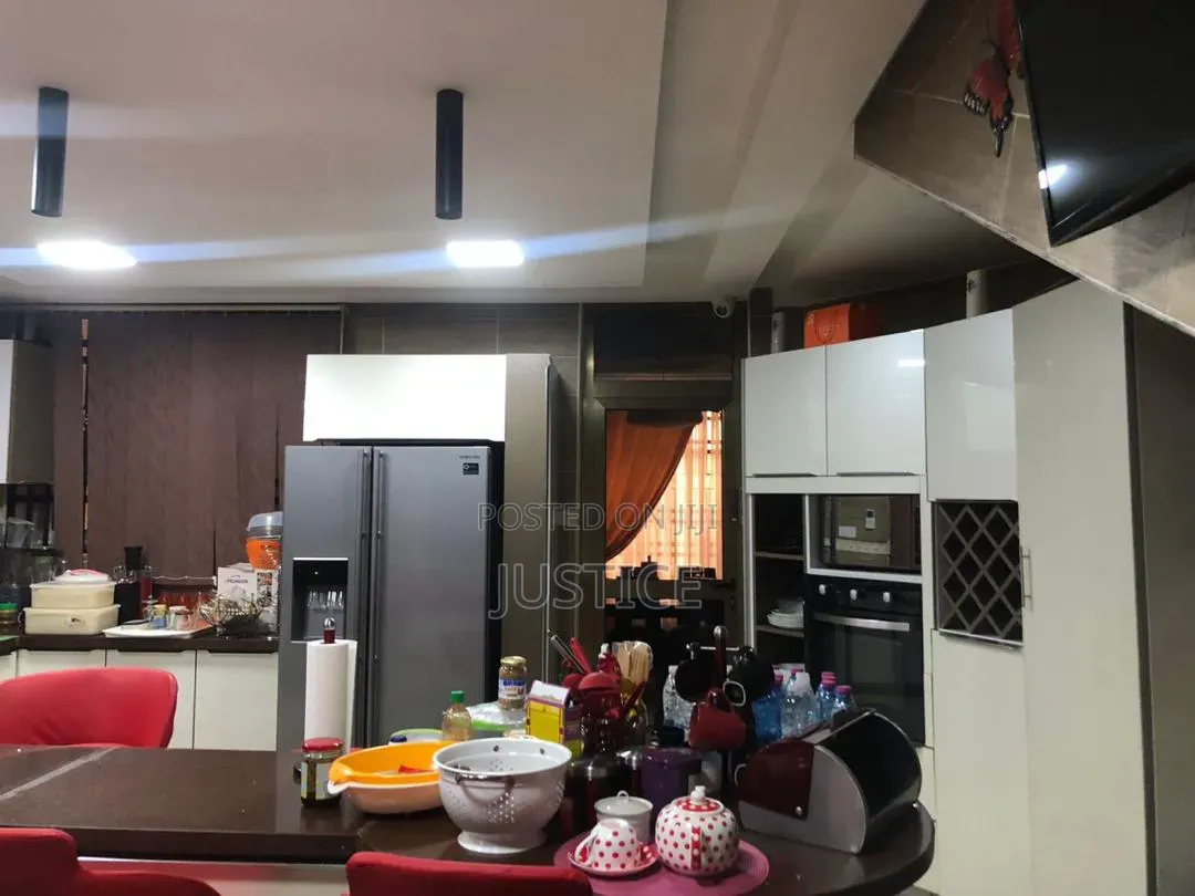 5bdrm Mansion in Airport Hills Estate for sale