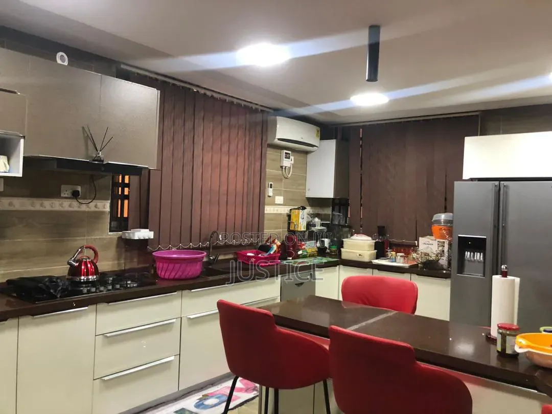 5bdrm Mansion in Airport Hills Estate for sale