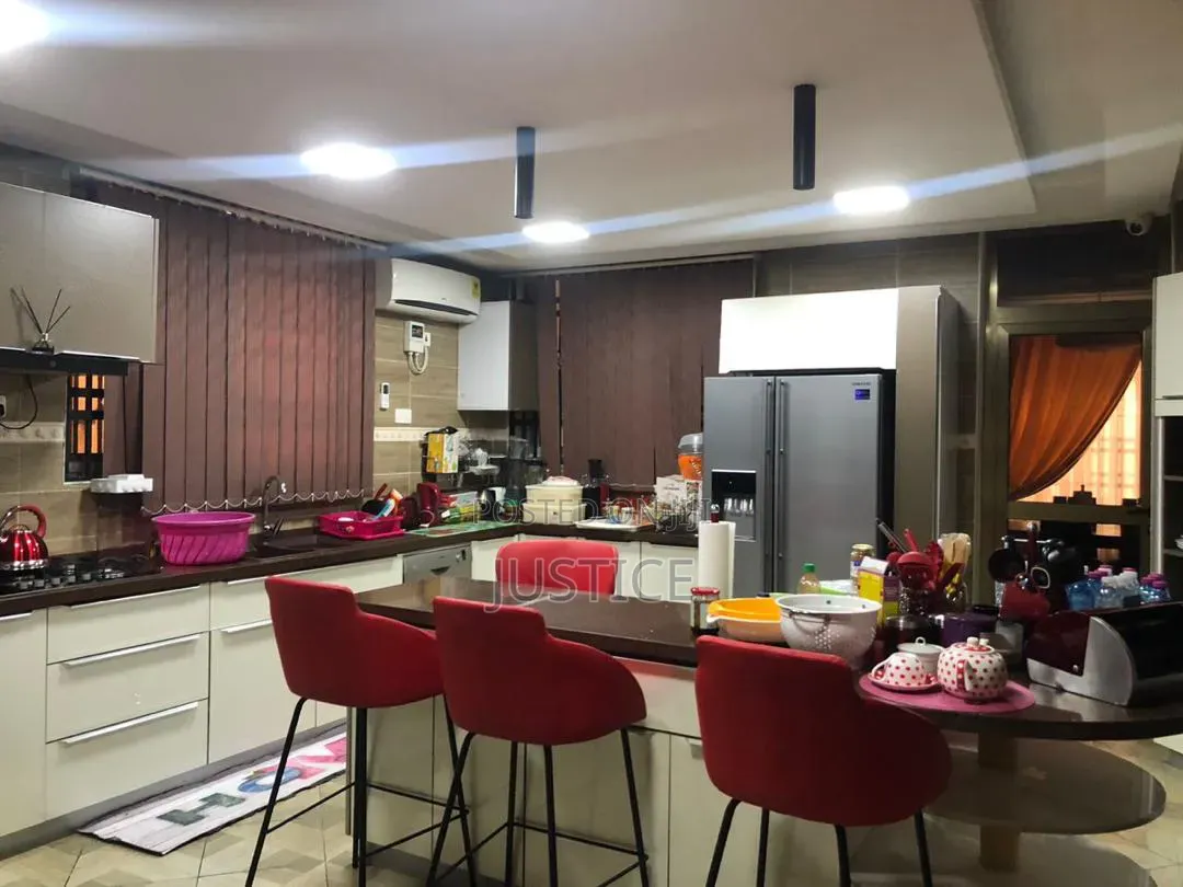 5bdrm Mansion in Airport Hills Estate for sale