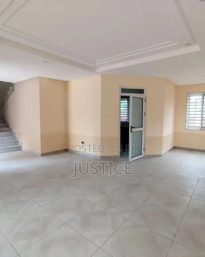 3bdrm Townhouse / Terrace in Dzorwulu for rent
