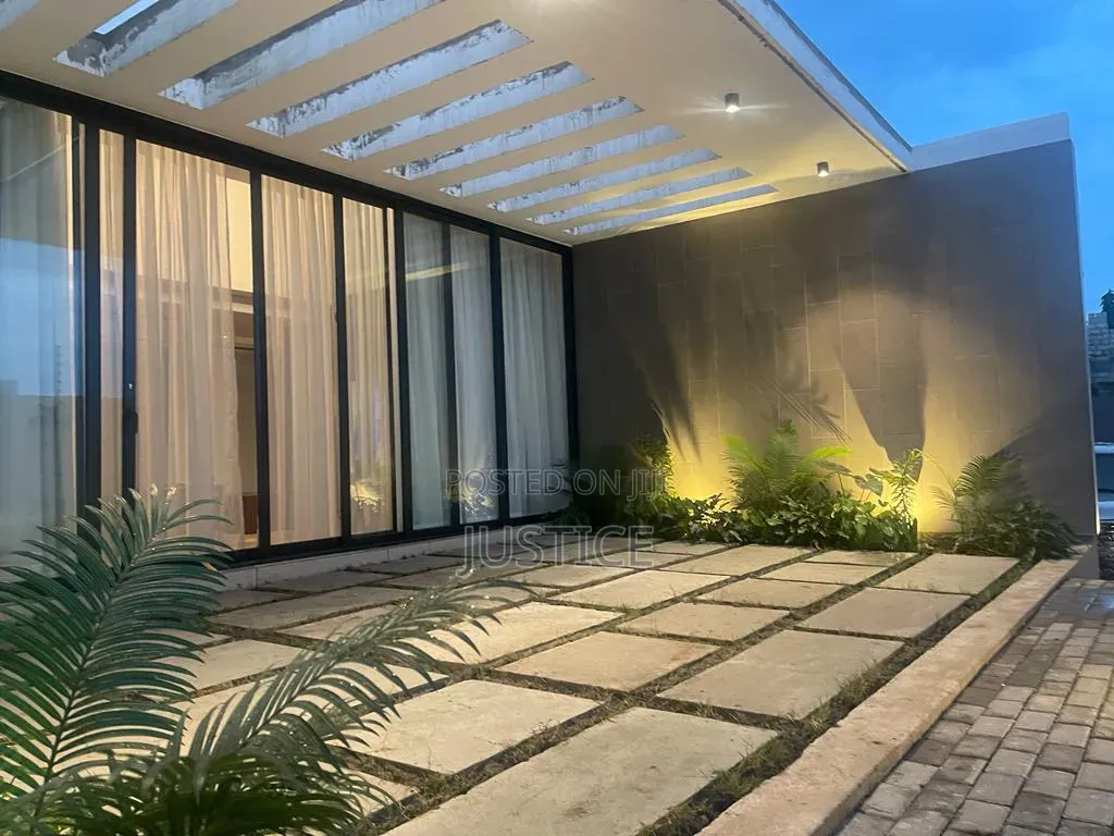 4bdrm Mansion in Airport Hills Estate for sale