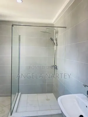 5bdrm House in Spintex, Accra Metropolitan for sale