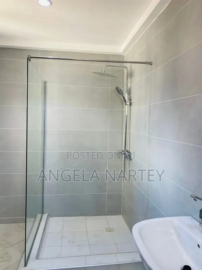 5bdrm House in Spintex, Accra Metropolitan for sale