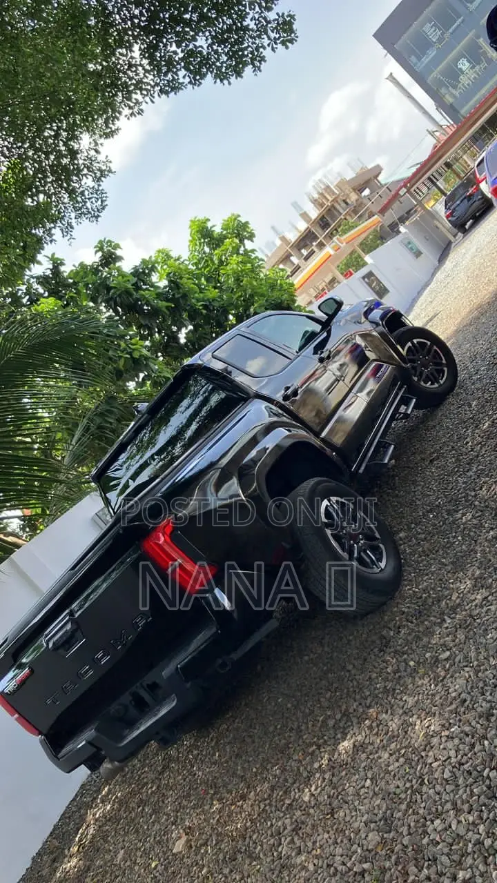 Toyota Tacoma SR5 XtraCab 6' Bed AT 2024 Black