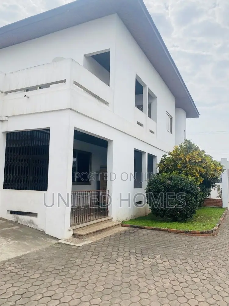 7bdrm House in Achimota for sale