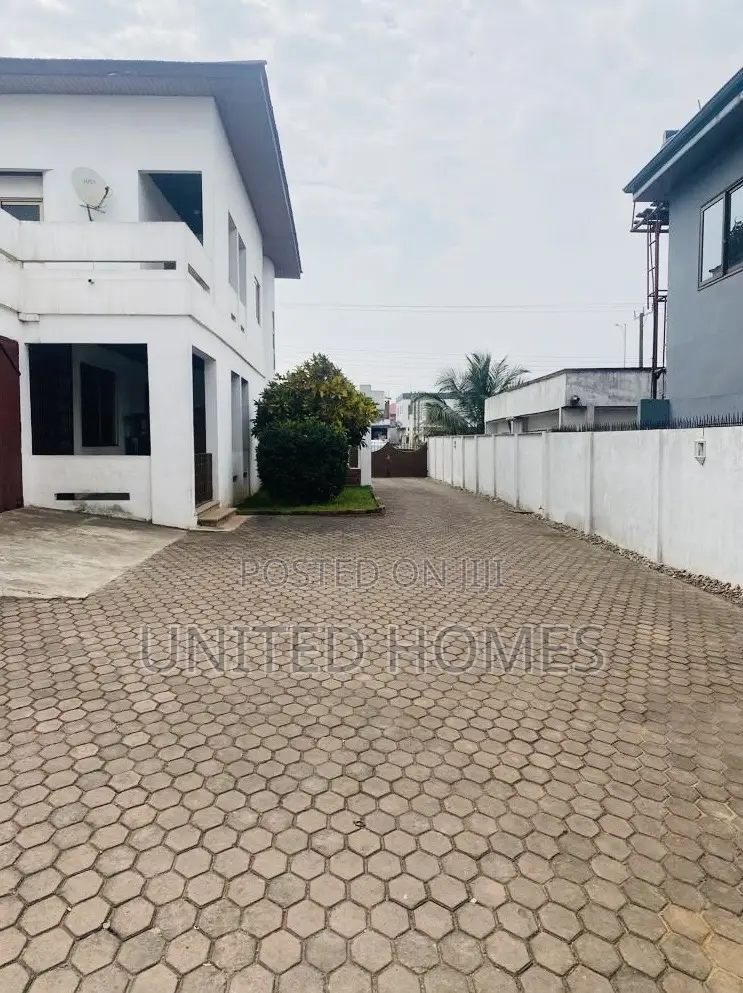 7bdrm House in Achimota for sale